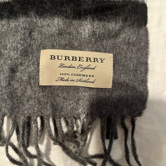 Burberry Classic cashmere scarf - Picture 1 of 3